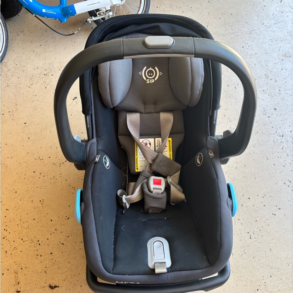 UPPAbaby MESA Infant Car Seat - Black and Gray